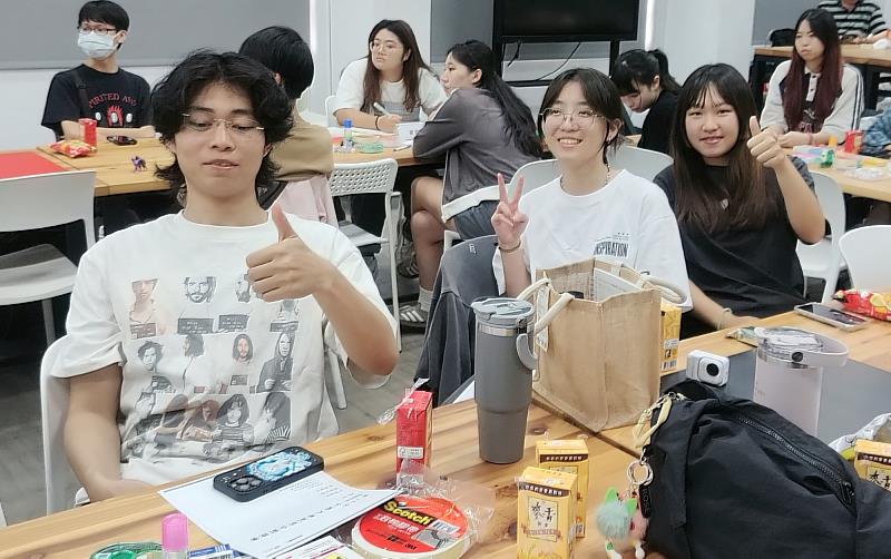 學生於設計工坊中進行小組討論，透過資料整理、概念發想與提案修正，將前期參訪觀察轉化為具體的創新服務設計方案。