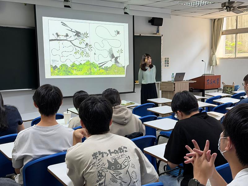 黃老師引用知名繪本作家Emily Gravett作品《Too Much Stuff!》為例，用輕鬆有趣的故事帶領學生了解學習英文的訣竅。