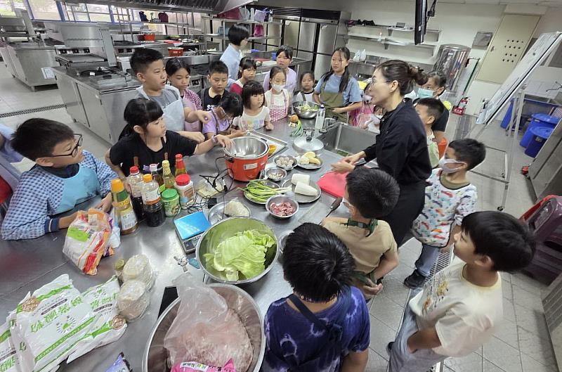 小小烘焙師課程讓孩子們親手料理、學習合作，在實作中培養生活力與創意