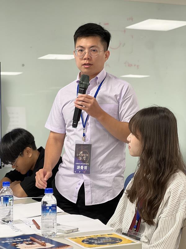 與會學生代表發言討論中醫在長照醫療照護的服務模式。
