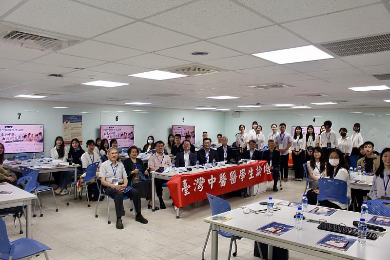 第一屆臺灣中醫醫學生論壇的五校六系出席代表合影。
