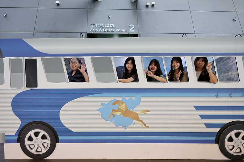 亞大師生在臺灣客家文化館,與舊巴士互動裝置趣味合影,體驗在地文化。
