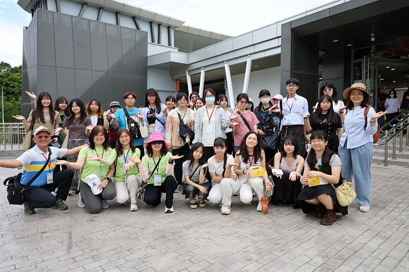 亞洲大學師生前往臺灣客家文化館,感受藝術魅力。