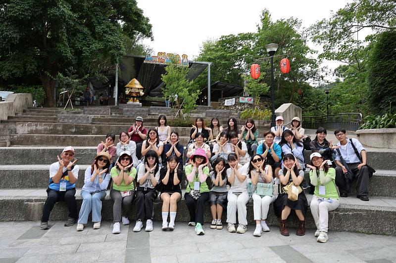 亞洲大學師生漫步三義勝興車站,於階梯上托腮合影,盡享山城懷舊風情。