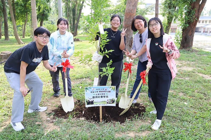 南華大學舉辦「希望之樹」畢業生傳承植樹活動，師長與畢業生代表一同植樹。