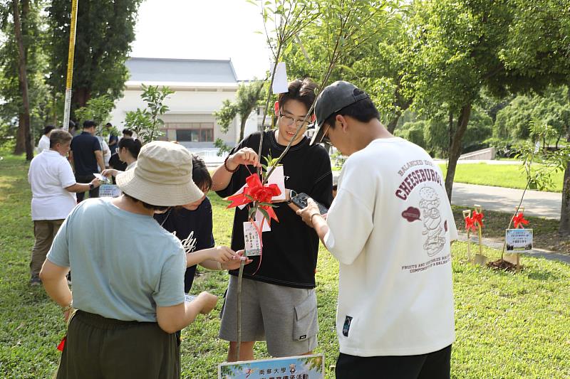 南華大學舉辦「希望之樹」畢業生傳承植樹活動，植樹後量測樹高及樹圍，並登錄於「南華大學森林碳匯存摺」。