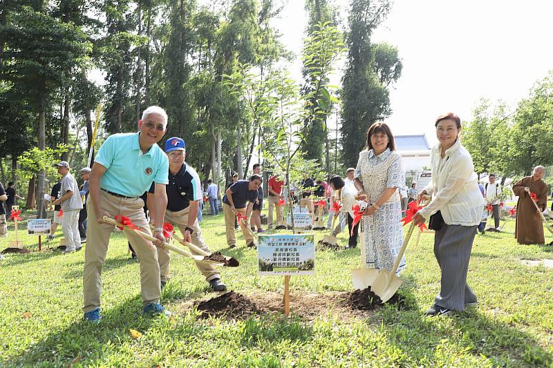 南華大學舉辦「希望之樹」畢業生傳承植樹活動，高俊雄校長(前左)、賴淑玲副校長(前右)、葉月嬌副校長(後右)、潘義祥總務長(後左)率領各系所師長及畢業生代表一同植樹。