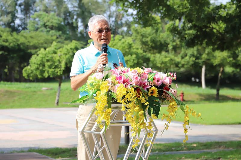 南華大學舉辦「希望之樹」畢業生傳承植樹活動，高俊雄校長致詞。
