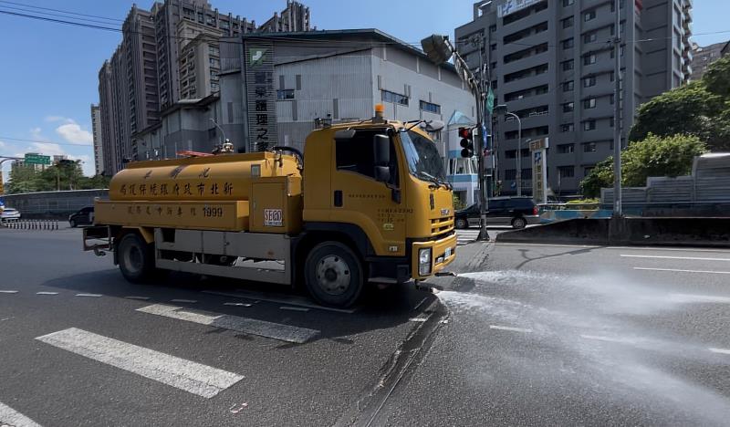 新北市政府消防局陳崇岳局長提醒，高溫容易引起中暑、熱衰竭、熱痙攣等各種熱傷害。