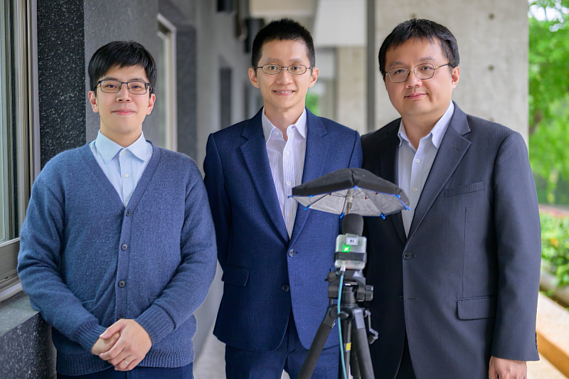 From left: Min-Hsuan Lee, assistant professor in the PhD Program in Biomedical Intelligent Systems at NTHU; Wen-Chi Pan, director of the Institute of Environmental and Occupational Health Sciences at NYCU; and Ling-Jyh Chen, research fellow at the Institute of Information Science, Academia Sinica.