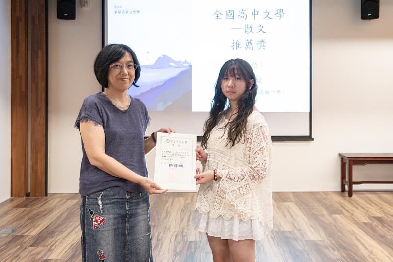 全國高中文學散文獎的獲獎高中生來到東華校園領獎。