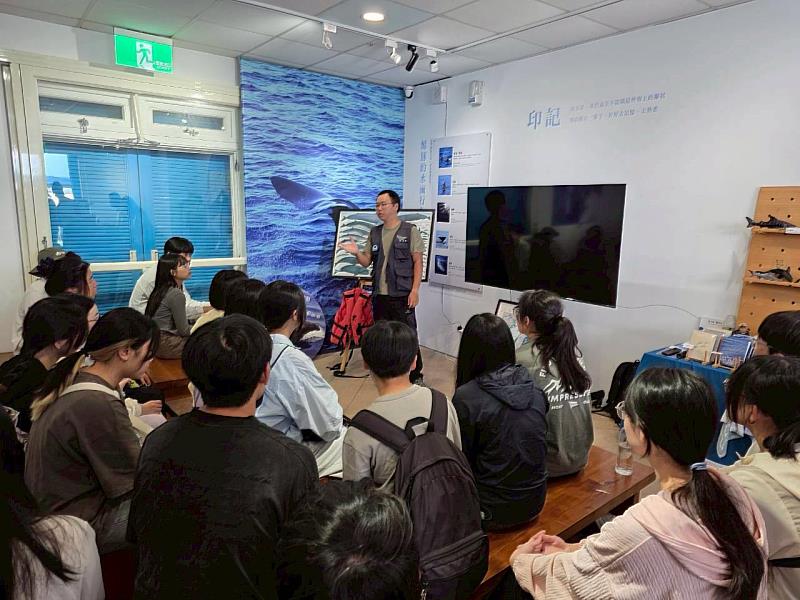 聆聽黑潮海洋文教基金會林東良執行長行前解說。
