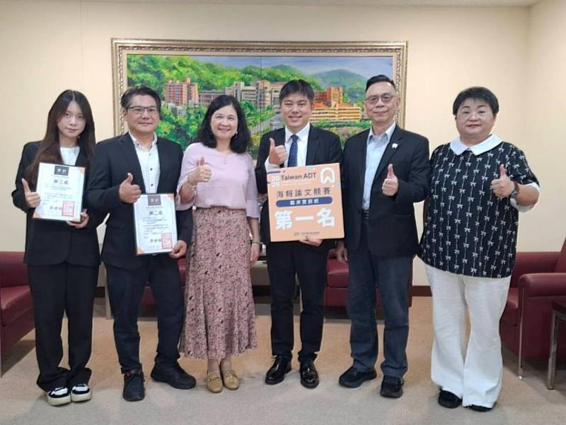 獲獎學生與陳錦杏校長(左3)、吳世經副校長(右2)及牙技系江亭儀副主任(右1)合影