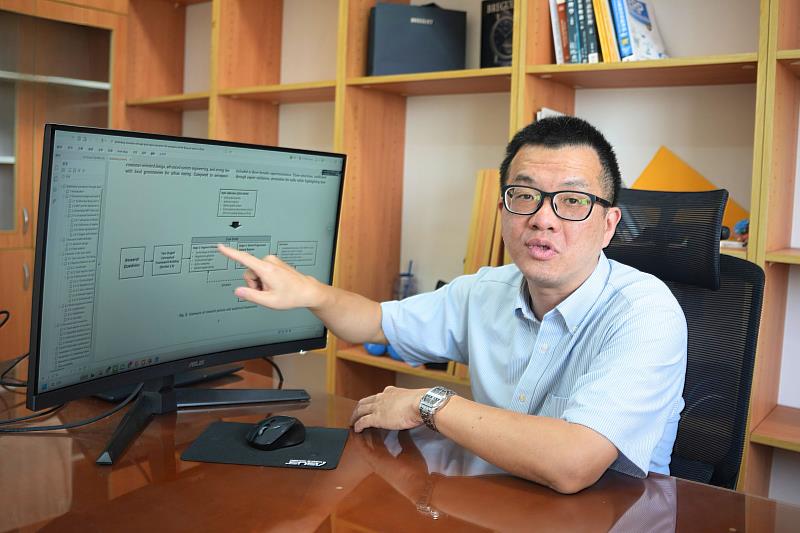 熱愛汽車的鄒承廷助理教授，致力創新學術研究，希望讓新興科技從概念驗證走向可持續的產業發展。