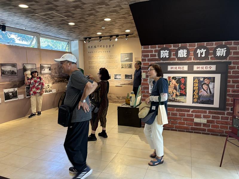 民眾參與青草湖復刻展。
