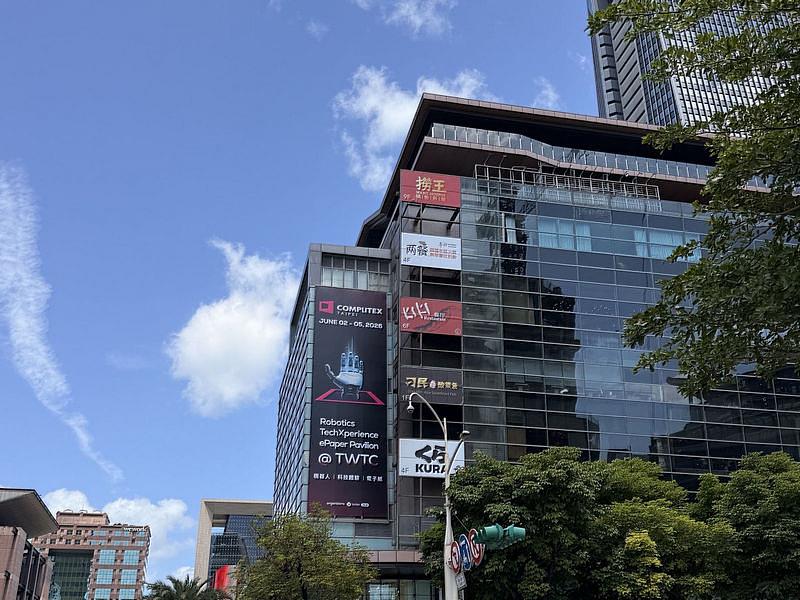 為讓與會人士實際體驗AI科技應用落地，COMPUTEX 2026於世貿一館新增「機器人區」、「科技應用暨體驗館」及「電子紙產業專區」，將有包括AI機器人、個人化電子紙應用、智慧城市等多種數位科技AI落地主題展示。