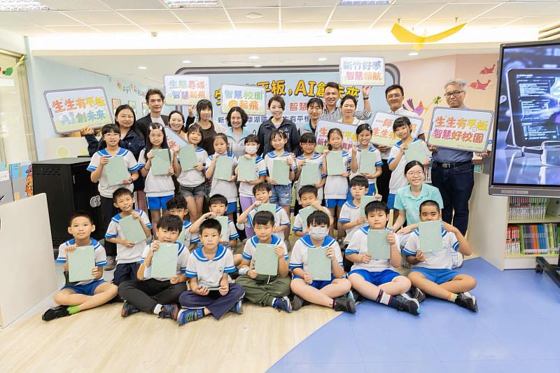 竹市青草湖國小率先完成「生生有平板」全面建置，市長高虹安與3年1班合影。