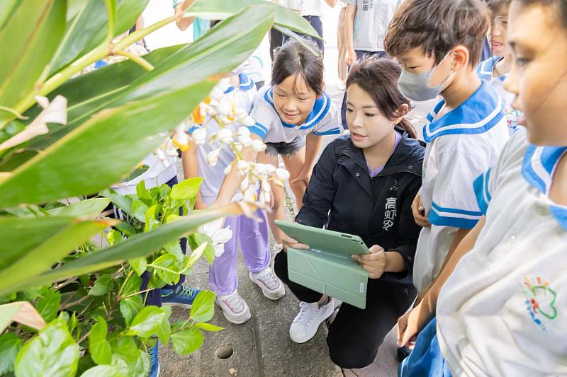 市長高虹安與3年1班同學一同體驗「生態尋蝶」課程。