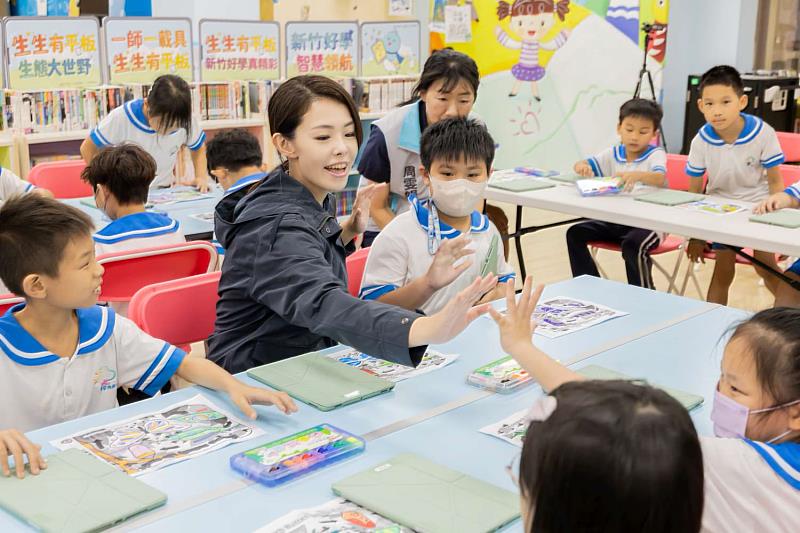 市長高虹安與3年1班同學一同體驗「生態尋蝶」課程。