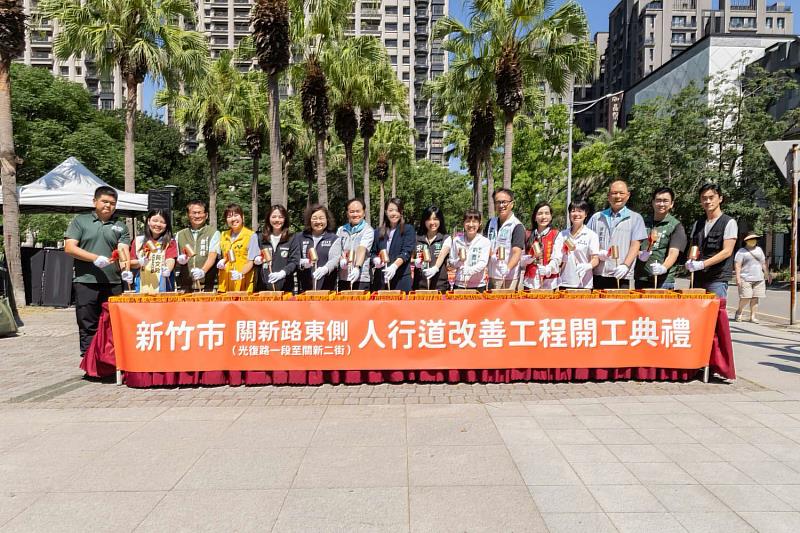 竹市關新路東側人行道改善開工敲磚大合照。