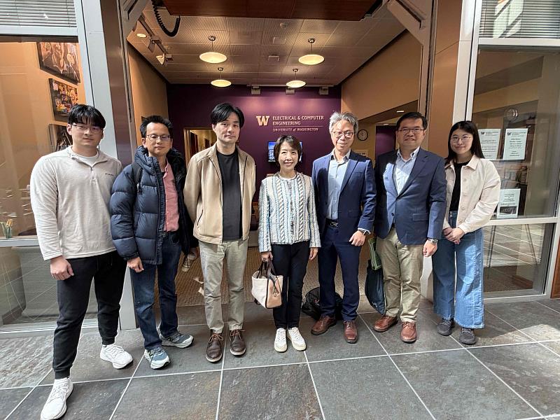 於華盛頓大學電機與電腦工程系館前合影留念。