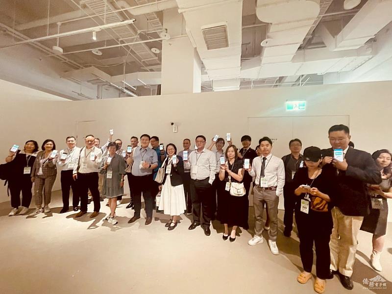 學員至i僑卡特約商店──台北流行音樂中心參訪。