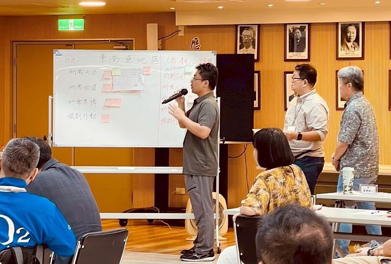 學員進行「僑社防衛韌性與建構實務演練」課程。