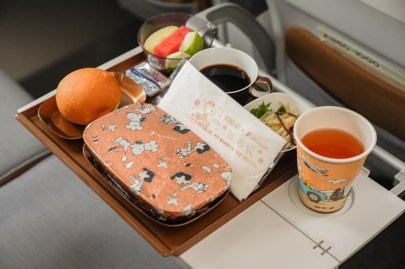 包含登機證、行李吊牌、機上迎賓畫面、紙巾、紙杯等各項備品,通通換上色彩鮮明的視覺。