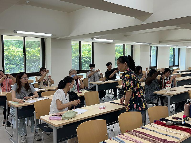 活動邀請賽夏族部落工藝師趙玉婷（Savi taro）老師指導。
