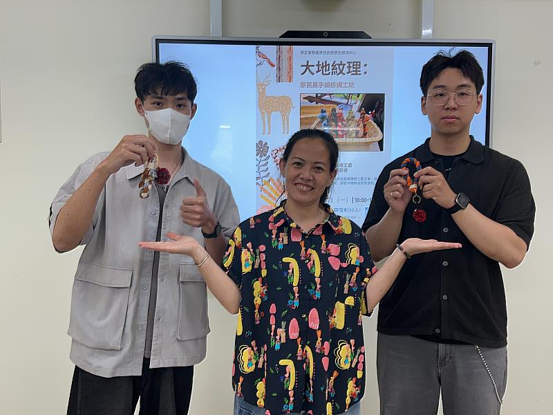 趙玉婷老師（中）與學生展現活動成果。