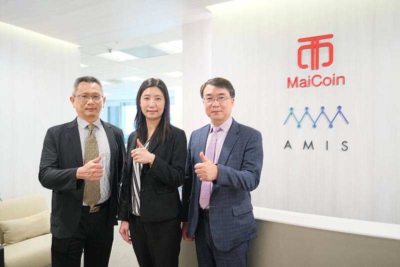富邦產險為MaiCoin集團旗下現代財富科技規劃「數位資產專業責任與犯罪保險」整合方案，由諾德保險經紀協助，此為業界首次整合數位資產專業責任與犯罪保險，建構更完整的風險防護體系。三方代表共同合影，照片右起為富邦產險執行副總經理林國鈺、現代財富科技總經理陳明惠及諾德保險經紀總經理黎曉鵬。