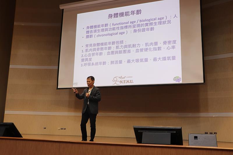 洪聰敏教授演講。