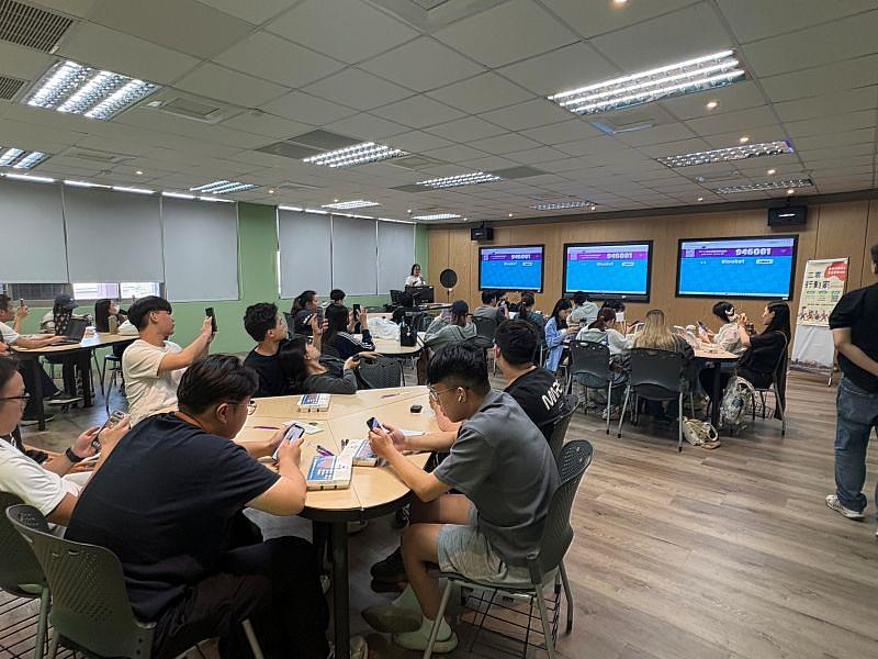 5月13日基金會人員前往長榮大學，透過線上遊戲互動破冰。