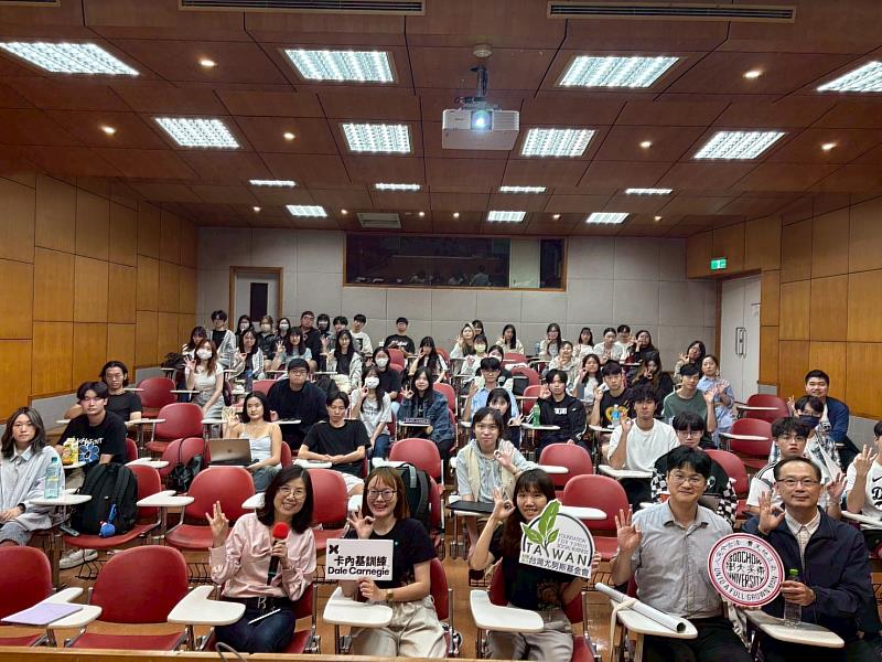 4月27日由東吳大學尤努斯社會企業中心執行長王祥鑫（前排右1）、尤努斯社會企業中心主任葛俊佑（前排右2）、會計系助理教授莊雅惠（前排左1）領軍，現場湧入56位優秀青年。