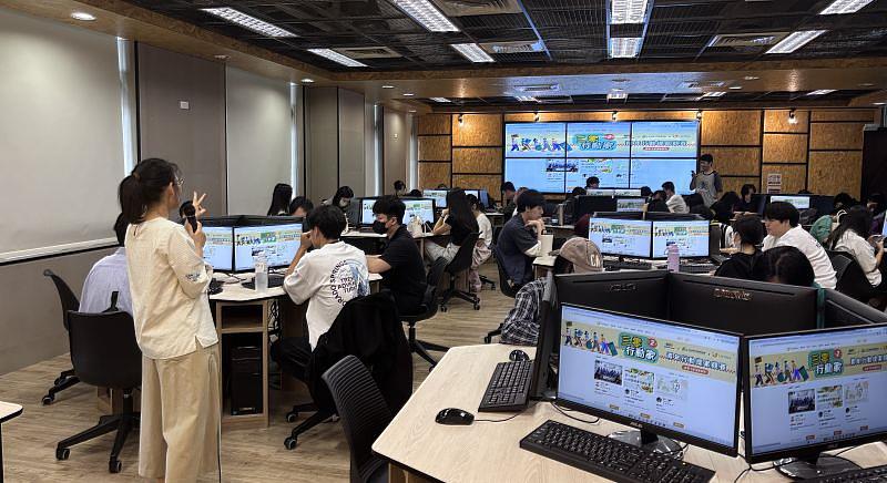 4月9日國立臺中科技大學學生透過小組討論，激盪社會創新提案。