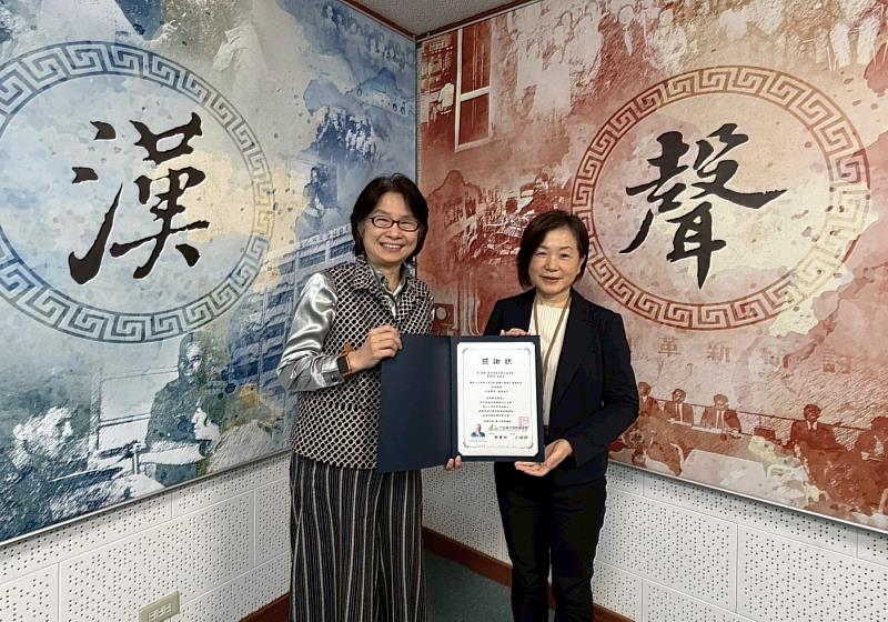台灣尤努斯基金會董事長蔡慧玲（左）頒贈廣播專訪感謝狀予數位發展部數位產業署副署長黃雅萍（右）。