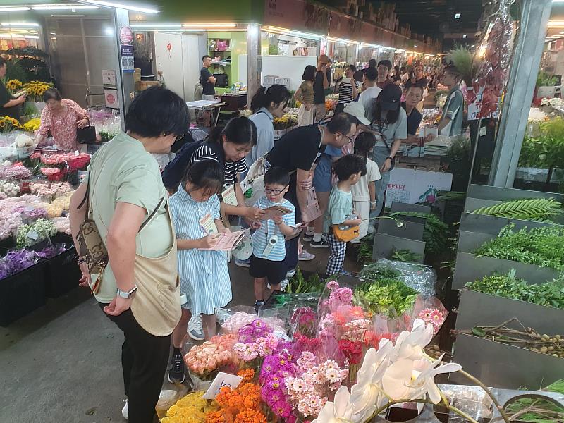 結合花市真實場域，親子共同體驗花卉教育。