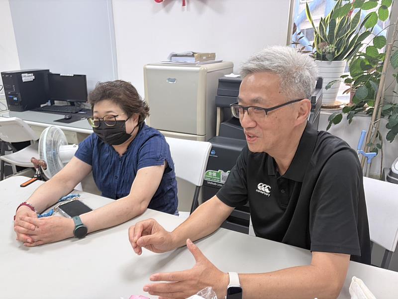 顏禎葆志工及汪益之志工隊長談論加入數位志工隊的初衷。