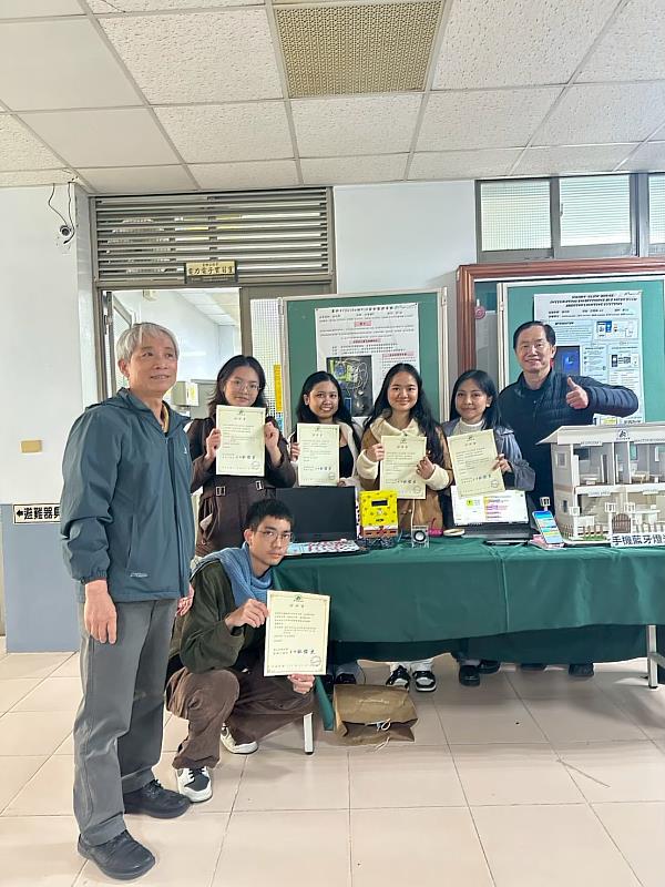 馬冬妮（後排左1）與組員製作作品「基於Arduino的LED安全監控系統」獲得校內專題競賽佳作。