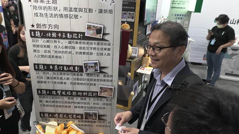 鐘俊顏行政副校長到場支持公廣系學生畢業製作。