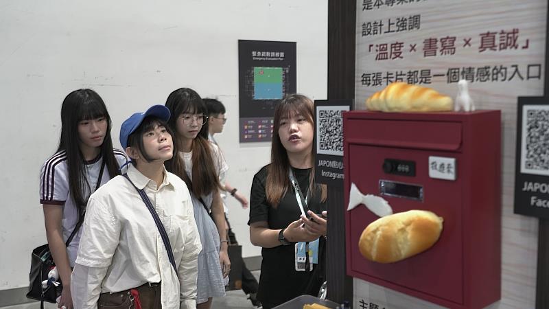 團隊「暖暖堡」為民眾介紹產學合作專案內容。