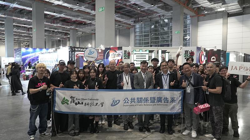 公廣系第24屆畢業製作進軍新一代設計展，全體合影。