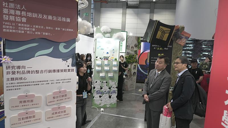 畢製總召蔡依紋(左)為李天祥校長、鐘俊顏行政副校長介紹6組產學合作專題。