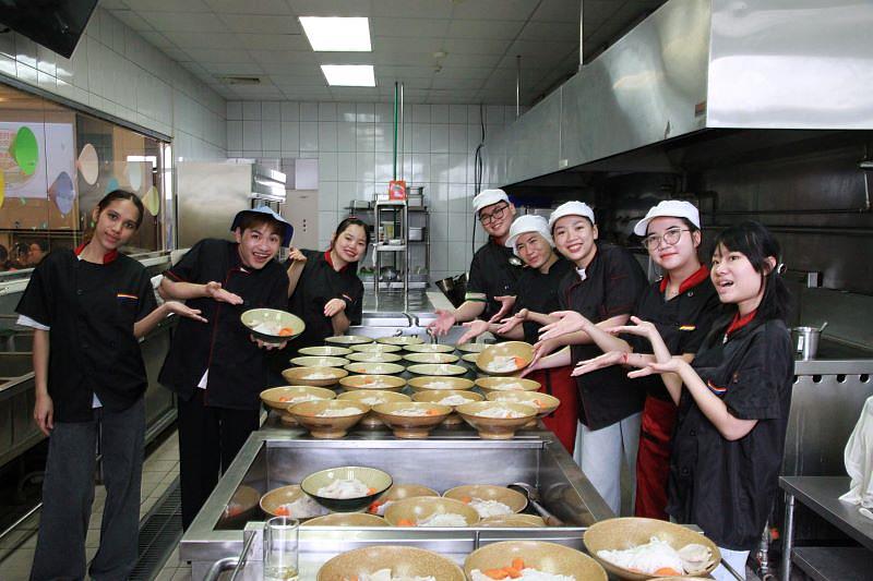元培海青斑同學們為活動準備了越南河粉等等越南美食。