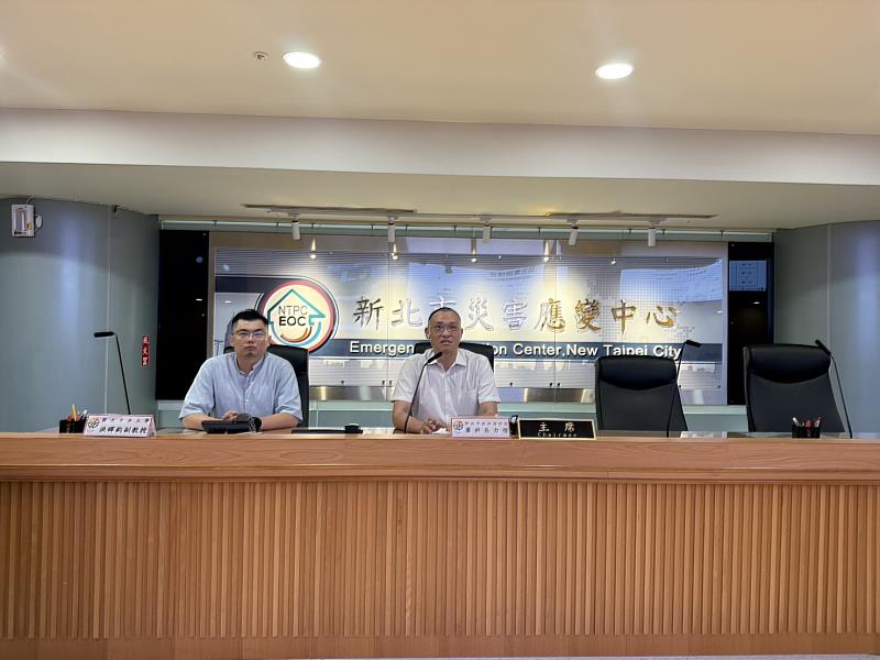 邀請中央大學網路學習科技研究所洪暉鈞副教授（左1）。