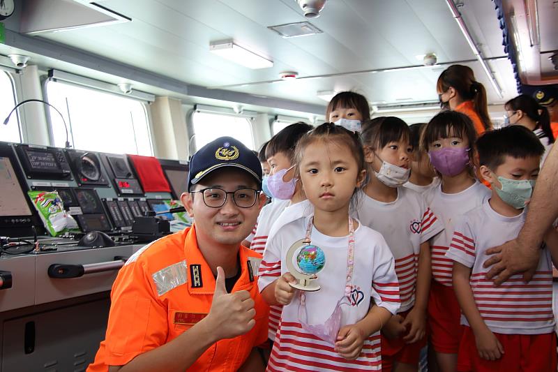 幼兒園學生與海巡同仁合影。