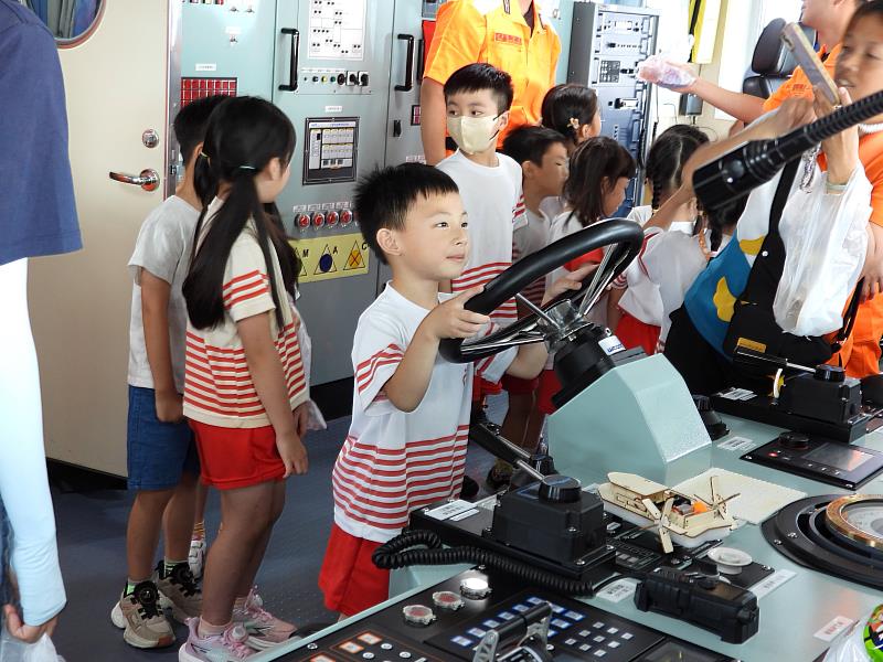 幼兒園學生體驗艦艇操駕。