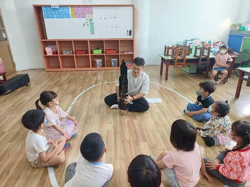 南華大學民音系USR「雲水書車」走入偏鄉,以音樂深耕三好教育,學生吳柏漢介紹樂器「笙」。