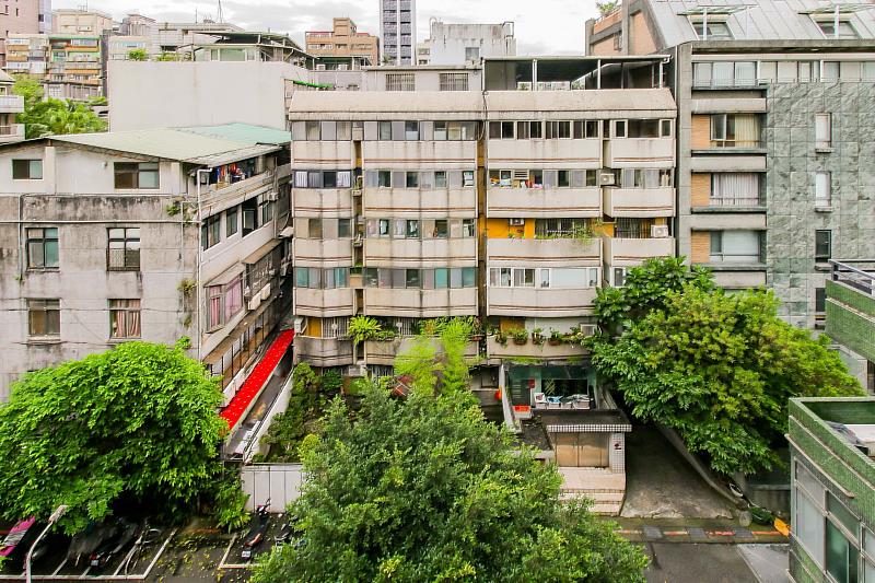 永慶指出,近一年台北市千萬元內的住宅交易占比僅占10.4%,平均坪數也僅13.6坪。(房市示意圖)