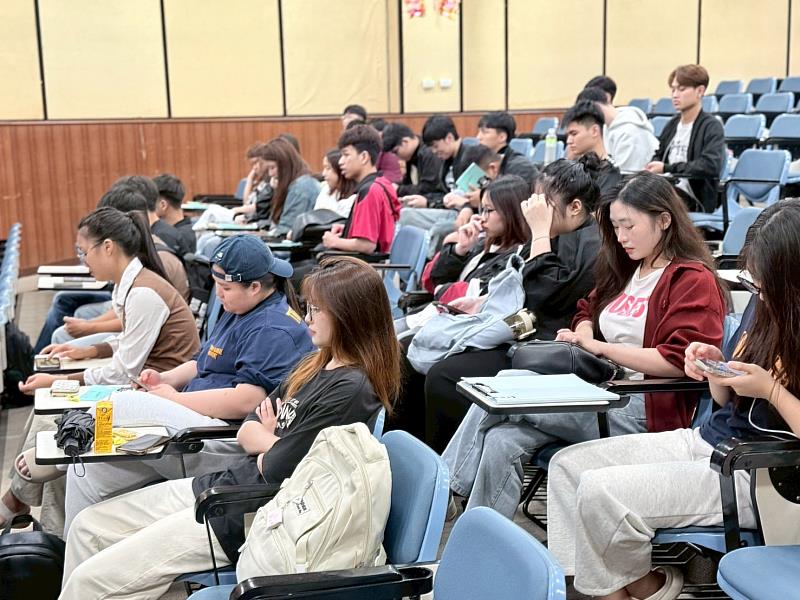 南向專班境外學生於講座中專心聆聽，積極了解各類詐騙預防知識。